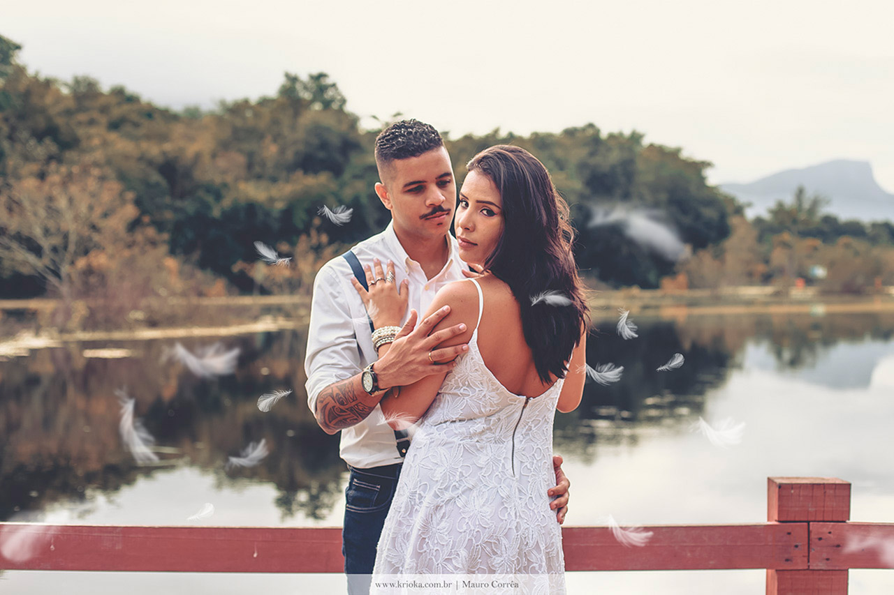 casal apaixonado explosão de penas em ensaio fotografico profissional em rio de janeiro