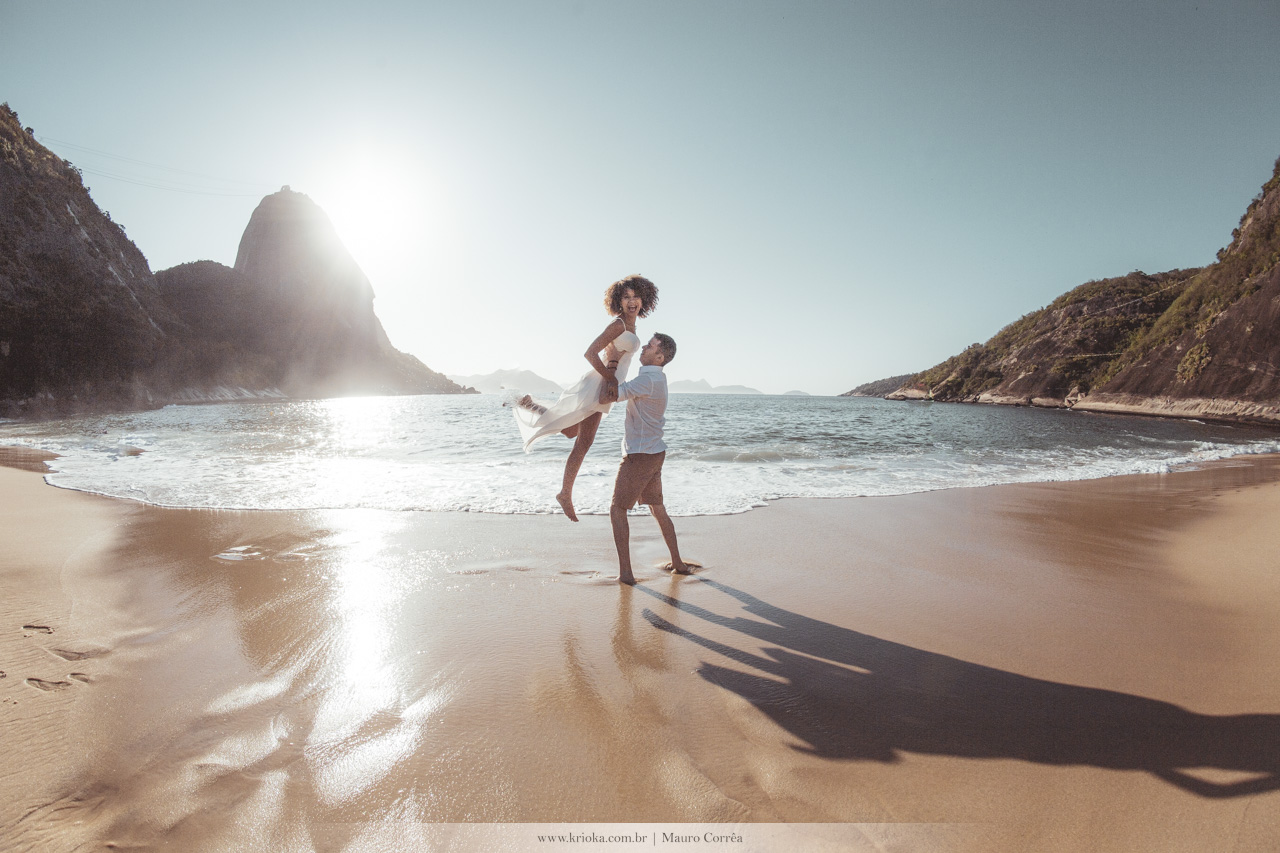 ensaio fotografico casal na praia da urca pose fashion rio de janeiro