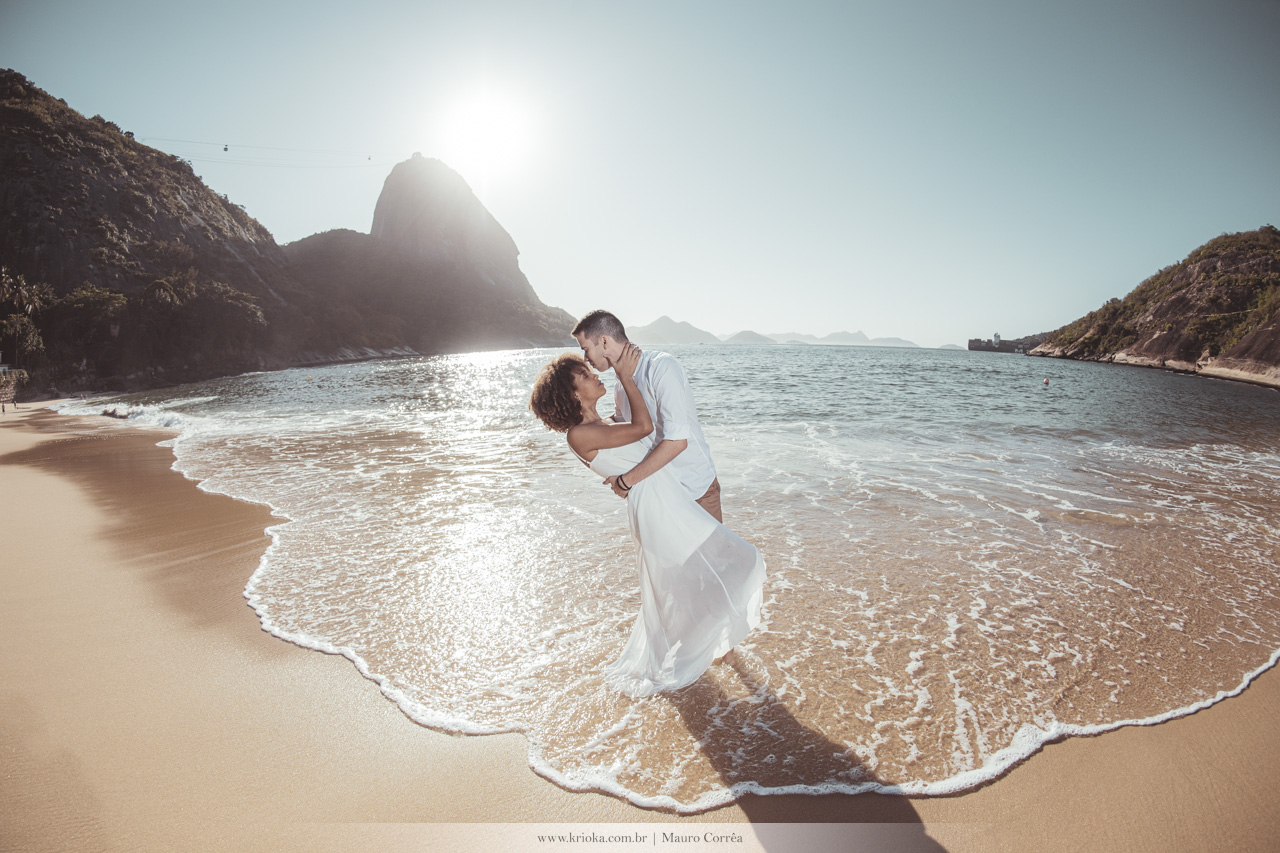 ensaio fotografico casal na praia da urca com carinho pose fashion rio de janeiro