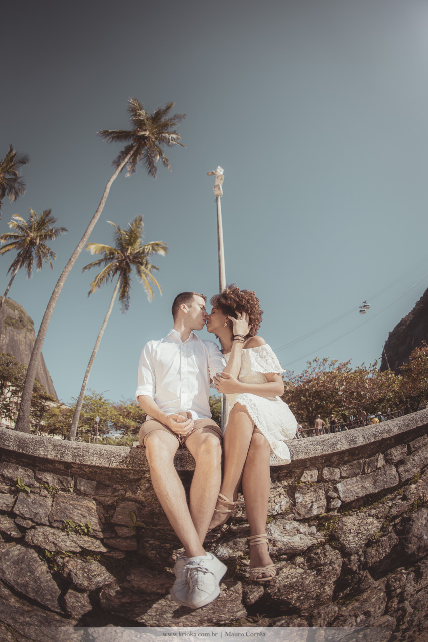 ensaio fotografico casal na urca sentados com carinho rio de janeiro