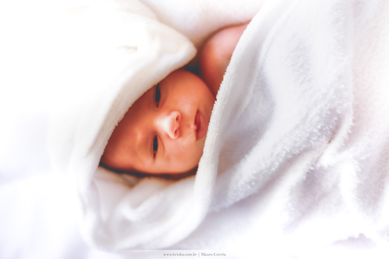 neném bebê enrolado na toalha banho ensaio newborn 