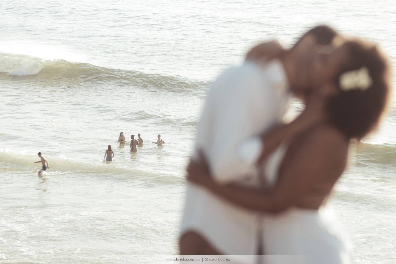 casal desfocado apaixonado e banhistas na praia