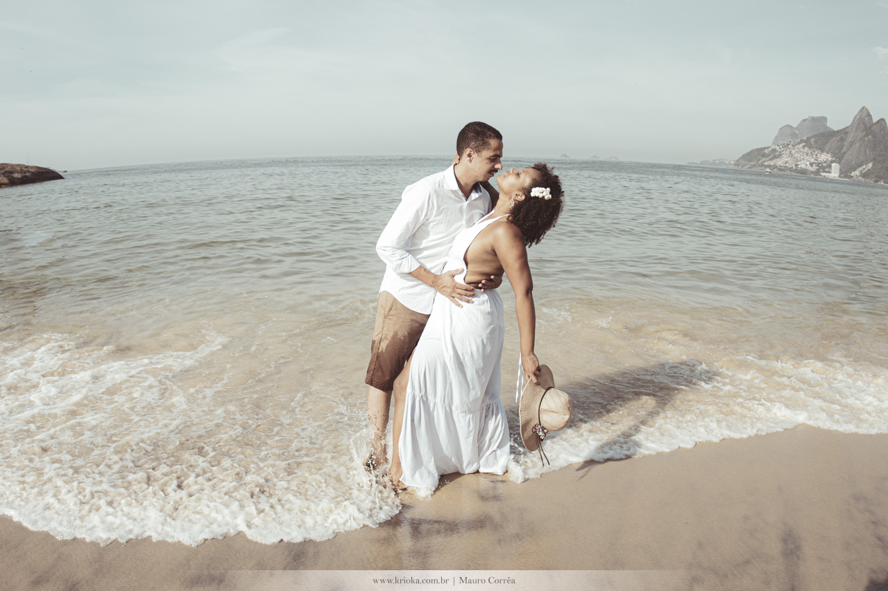 casal beijo apaixonado na beira da praia de ipanema